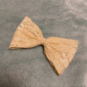 🐳 Large cream lace detail bow hair pin